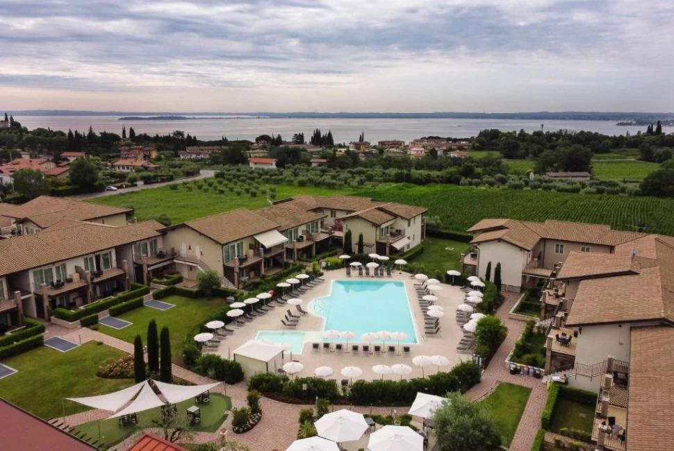 Your Lakeside Oasis: Lake Garda Resort Retreat